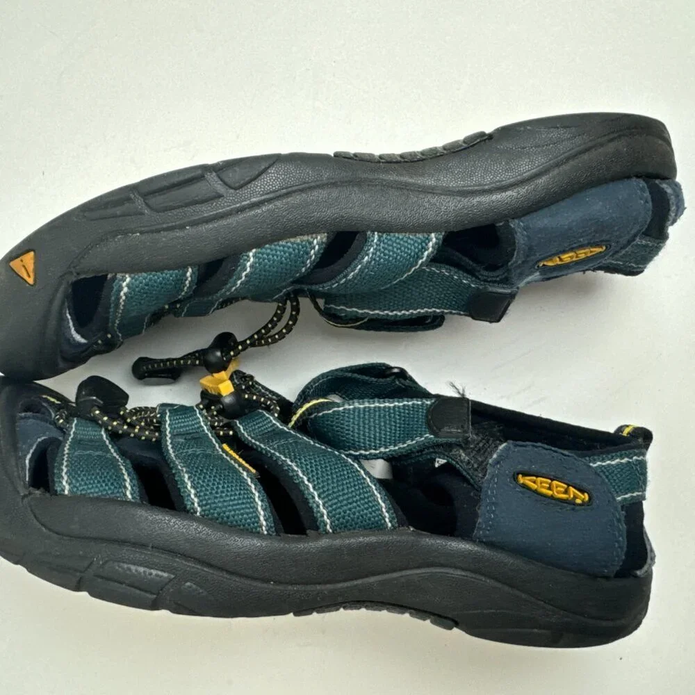 Keen Sandals Hiking Waterproof  Size 6 ( Big)
